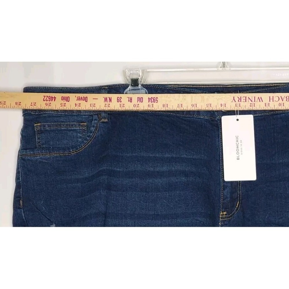 Bloom Chic Women Plus Jean Shorts 30 Blue Stretch Cuff Distressed NEW - Picture 4 of 8
